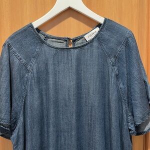 Evereve Alice Chambray Flutter top in size M. Mediumwash.
